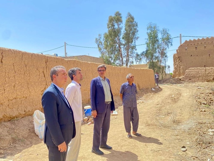 آغاز عملیات مرمت بخشی از قلعه تاریخی عزآباد با همکاری گروه‌های جهادی مردمی