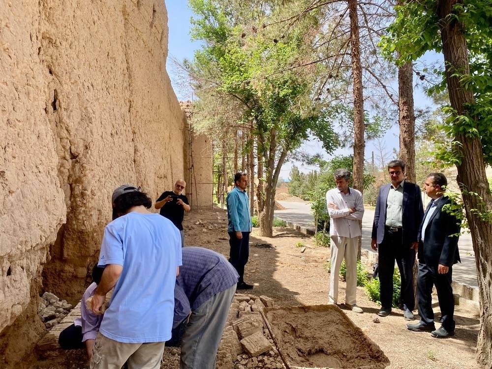 آغاز عملیات مرمت بخشی از قلعه تاریخی عزآباد با همکاری گروه‌های جهادی مردمی