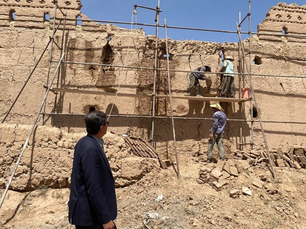 آغاز عملیات مرمت بخشی از قلعه تاریخی عزآباد با همکاری گروه‌های جهادی مردمی