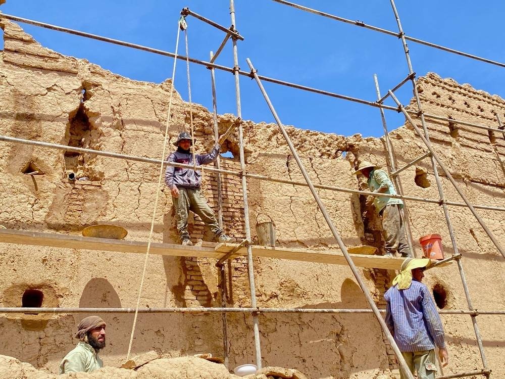 آغاز عملیات مرمت بخشی از قلعه تاریخی عزآباد با همکاری گروه‌های جهادی مردمی