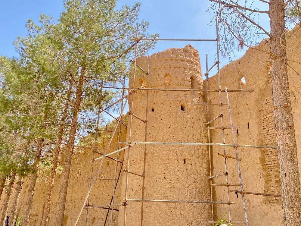 آغاز عملیات مرمت بخشی از قلعه تاریخی عزآباد با همکاری گروه‌های جهادی مردمی