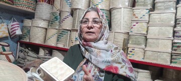 نوآوری در صنایع‌دستی شادگان؛ تولد نسل تازه ظروف تلفیقی چوب و حصیر/ مطالبه یک فروشگاه دائمی برای زنان روستایی در تالاب بین‌المللی