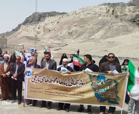 آیین زنجیره انسانی در کوه خواجه؛ هم‌صدایی مردم سیستان برای پاسداشت هویت تاریخی ایران