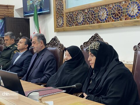 اهدای زیورآلات مادر شهید آذربایجانی برای مرمت بناهای تاریخی اصفهان