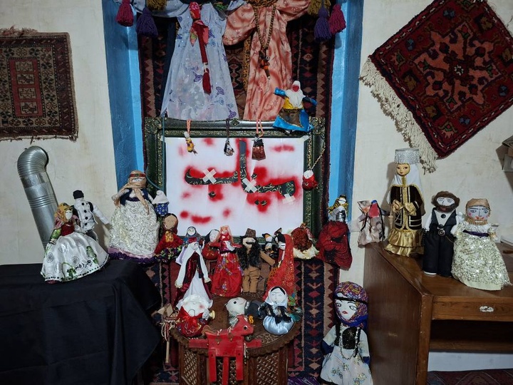 تجمع نمادین عروسک‌های آیینی آذربایجان در سوگ دانش‌آموزان شهید مدرسه میناب در اردبیل