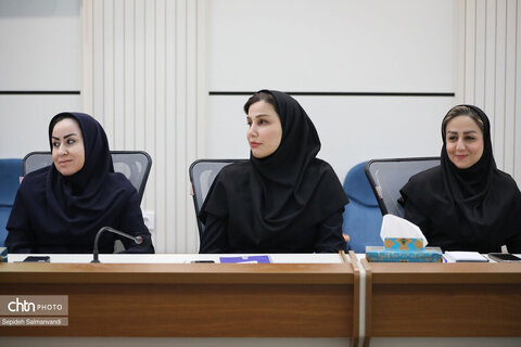 نشست مدیرکل میراث‌فرهنگی خوزستان با بانوان و کارکنان هم‌زمان با دهه کرامت