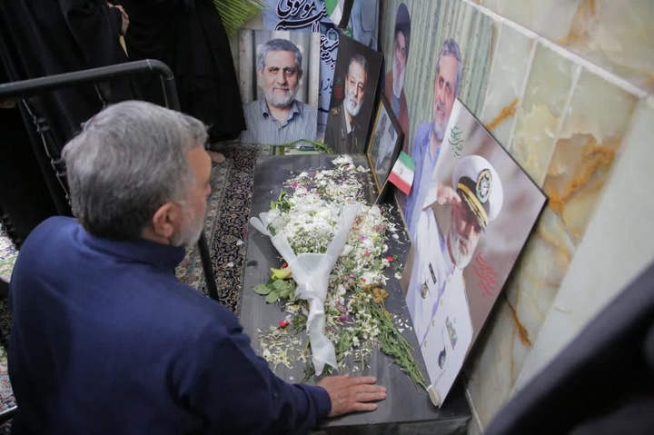 ادای احترام مشاور وزیر میراث‌فرهنگی به شهدای قم/ تاکید بر تقویت سرمایه‌های انسانی