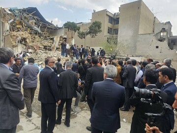 هم‌افزایی دیپلماسی و رسانه؛ ۱۳۰ نماینده خارجی در تهران‌گردی روایت‌محور/ سفرا و خبرنگاران خارجی از بناهای تاریخی خسارت‌دیده پایتخت در جنگ رمضان بازدید کردند