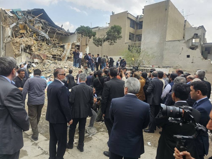 هم‌افزایی دیپلماسی و رسانه؛ ۱۳۰ نماینده خارجی در تهران‌گردی روایت‌محور/ سفرا و خبرنگاران خارجی از بناهای تاریخی خسارت‌دیده پایتخت در جنگ رمضان بازدید کردند