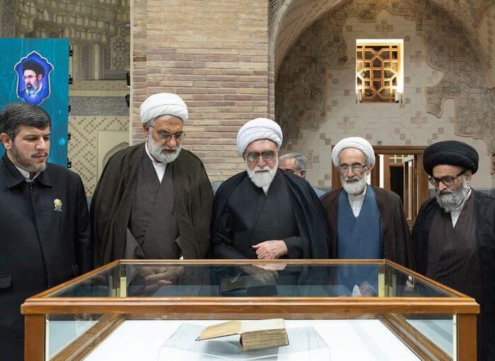 قرآن نفیس خطی با تقریظ رهبر شهید انقلاب در حرم رضوی رونمایی شد