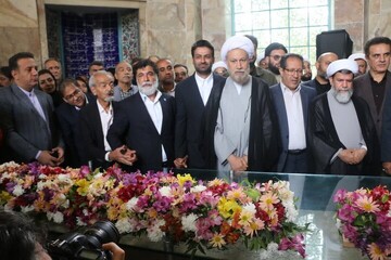 آیین گلباران آرامگاه سعدی در شیراز برگزار شد