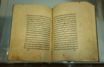 ۲ نسخه خطی عیون اخبار الرضا با قدمت حدود ۵۰۰ سال در مشهد رونمایی شد