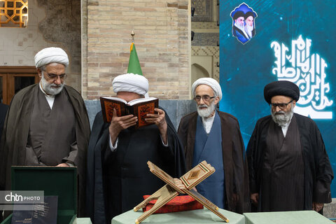 قرآن نفیس خطی با تقریظ رهبر شهید انقلاب در حرم رضوی رونمایی شد