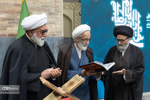 قرآن نفیس خطی با تقریظ رهبر شهید انقلاب در حرم رضوی رونمایی شد