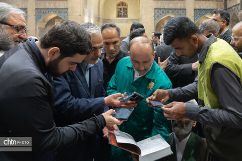 قرآن نفیس خطی با تقریظ رهبر شهید انقلاب در حرم رضوی رونمایی شد