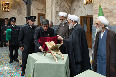 قرآن نفیس خطی با تقریظ رهبر شهید انقلاب در حرم رضوی رونمایی شد
