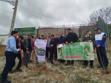 پویش زیست‌محیطی با طراوت ایثار در شازند برگزار شد/ کاشت نهال به یاد شهیدان