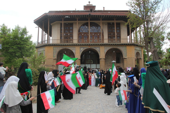 همایش بزرگ دختران مینودری در محوطه کاخ چهلستون قزوین