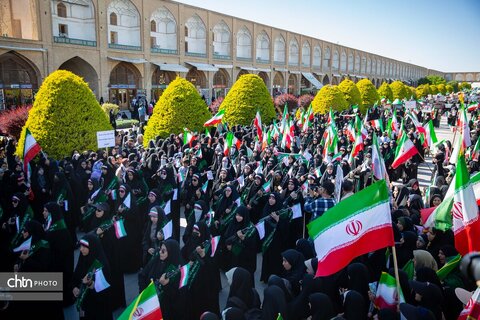 اجتماع دختران و بانوان جان‌فدای اصفهانی در مجموعه جهانی میدان امام(ره)
