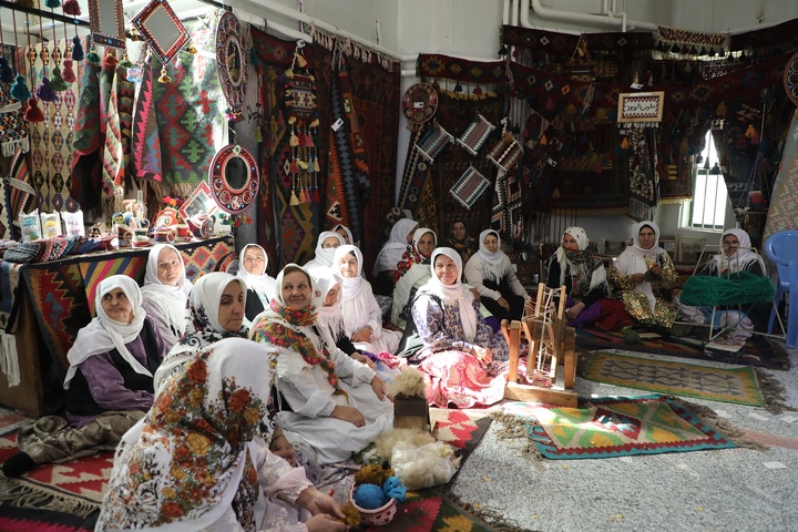 آموزش صنایع‌دستی در شهرستان نمین تداوم دارد/ حمایت از هنرمندان صنایع‌دستی و سرمایه‌گذاران حوزه گردشگری در اولویت است