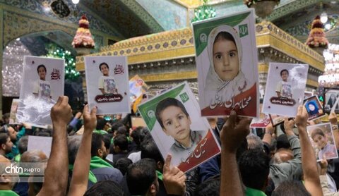 آیین غبارروبی ضریح مطهر حضرت رضا علیه‌السلام با حضور خانواده‌ شهدای مدرسه میناب