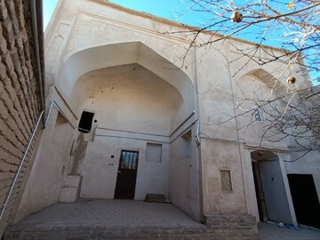 سرای تاریخی اصغری بجستان در مسیر احیا با تبدیل به اقامتگاه سنتی