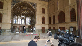 بازدید خبرنگاران خارجی از بناهای تاریخی آسیب دیده اصفهان