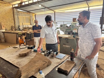 رونق صنایع چوبی خنج و حمایت از هنرمندان آسیب‌دیده از سیل