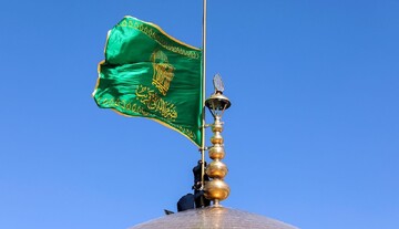پرچم بارگاه منور رضوی در صبح میلاد ثامن الحجج (ع) تعویض شد