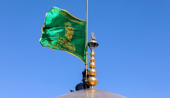 پرچم بارگاه منور رضوی در صبح میلاد ثامن الحجج (ع) تعویض شد