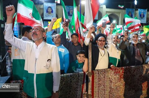 طنین یا رضا (ع) در قلب یزد؛ اجتماع بزرگ «زیر سایه خورشید» برگزار شد