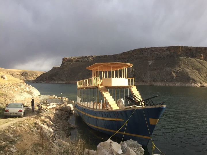 نخستین کشتی تفریحی سد گلابر در زنجان به آب افتاد؛ گامی تازه در مسیر توسعه گردشگری ایجرود
