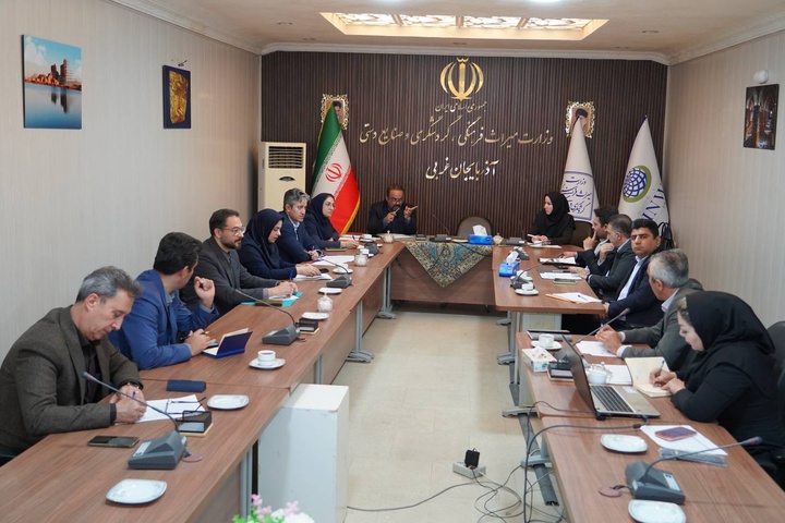 اعطای تسهیلات تبصره ۱۵ به هنرمندان صنایع‌دستی و پروژه‌های گردشگری آذربایجان غربی بررسی شد