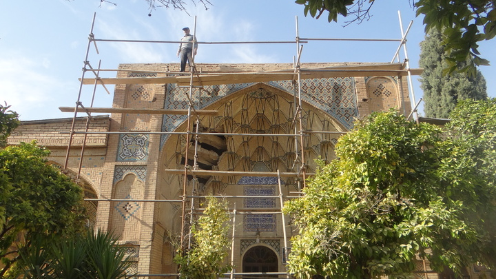 مرمت ورودی مقبره صاحب‌دیوانی در حافظیه آغاز شد