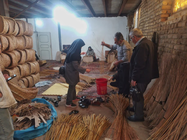 بازدید معاون صنایع‌دستی استان مرکزی از کارگاه‌های مرواربافی ملایر/ بیشترین محصولات تولیدی به عراق، ارمنستان و ترکیه صادر می‌شود