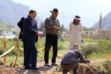 مدیرکل میراث‌فرهنگی خراسان شمالی از گمانه‌زنی محوطه باستانی دینارزاری گرمه بازدید کرد