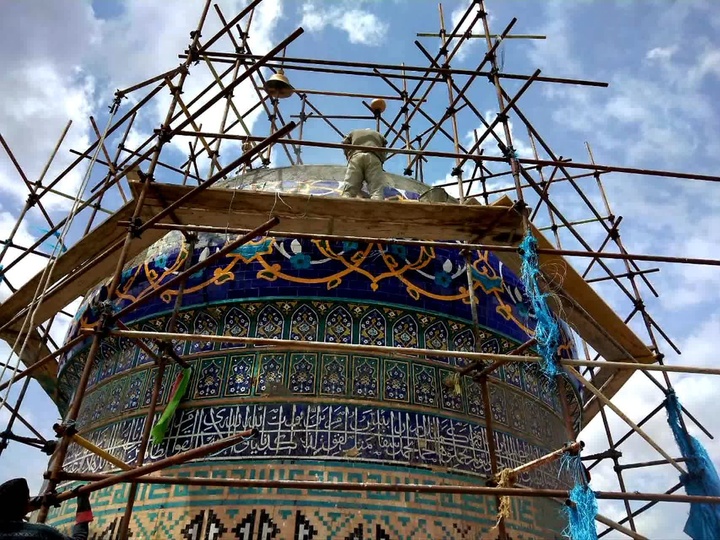 آغاز مرمت و بازسازی گنبد امام‌زاده محمد فم تفرش پس از گذشت بیش از یک دهه