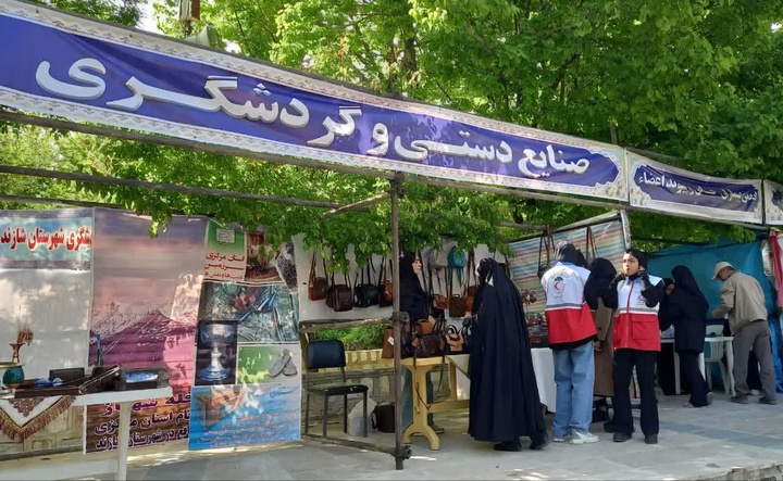 حضور پررنگ هنرمندان صنایع‌دستی شازند در پیاده‌روی خانوادگی