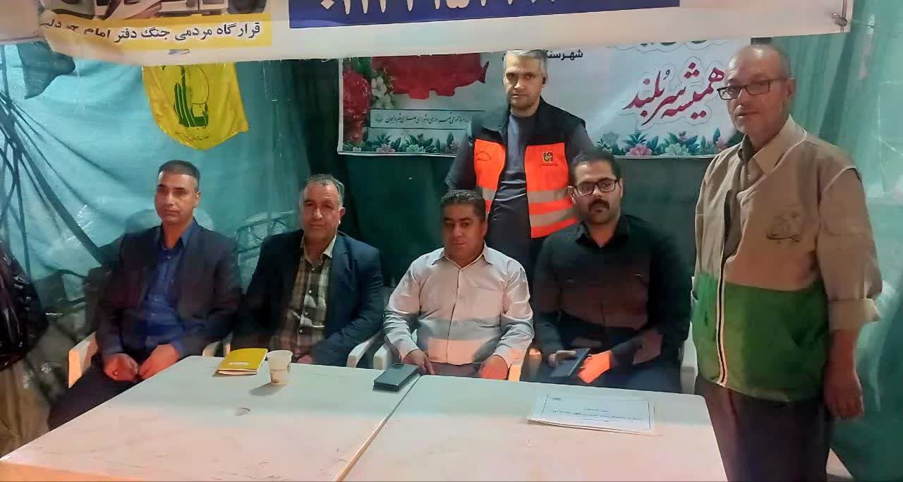 برگزاری میز خدمت شبانه در میدان بسیج دلیجان