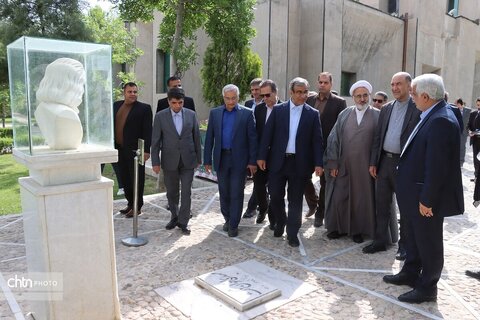 حضور میدانی استاندار خراسان رضوی و معاونین در دومین جلسه کارگروه احیاء توس در آرامگاه فردوسی