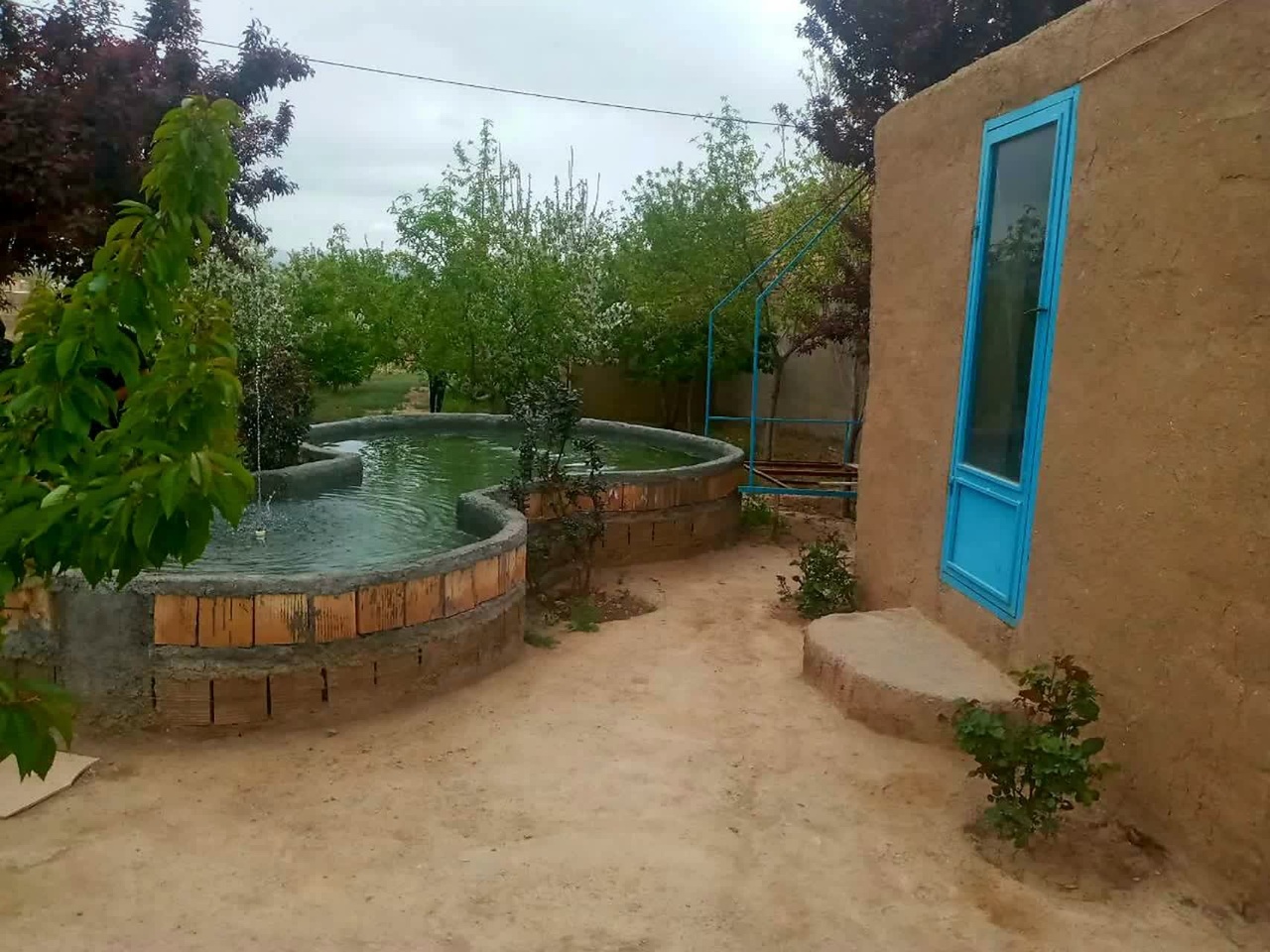 بازدید معاون گردشگری مرکزی از محل درخواست ایجاد اقامتگاه سنتی در شهر خنداب با هدف توسعه زیرساخت‌های گردشگری