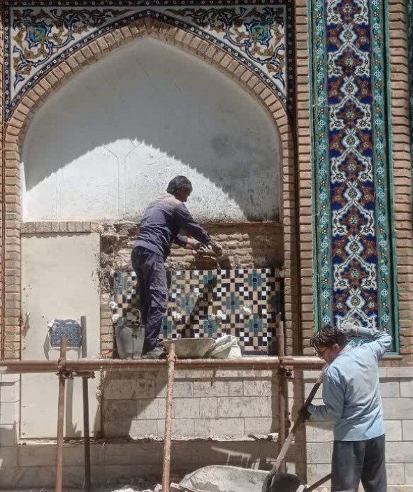 کاشی‌های بدنه آرامگاه عطار نیشابوری مرمت شد