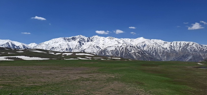 اردیبهشت و رخت سپید برف بر تن کوههای البرز مرکزی در الموت