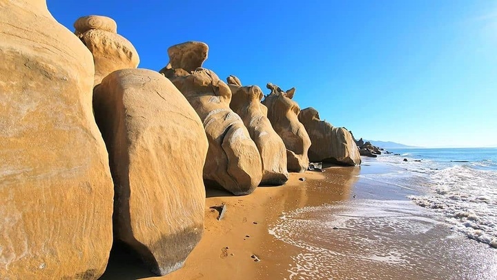 ساحل مکسر در بندر زیبای مقام