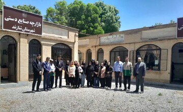 بازدید مسئولان شهرستان شازند از فعالیت هنرمندان بازارچه دائمی صنایع‌دستی