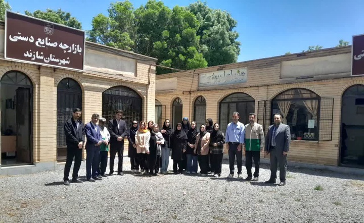 بازدید مسئولان شهرستان شازند از فعالیت هنرمندان بازارچه دائمی صنایع‌دستی