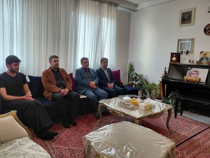دیدار فرماندار ایجرود با خانواده شهید هنرمند ستار خدابخش