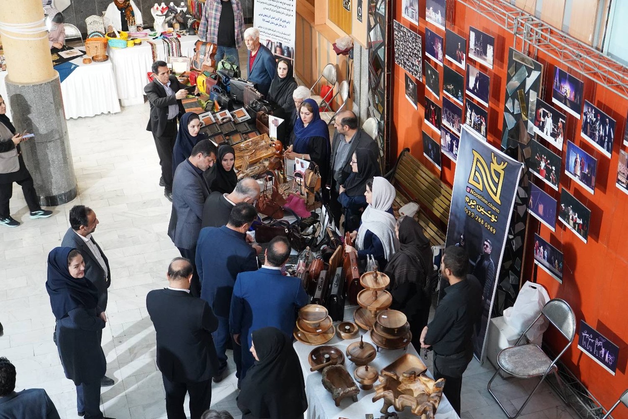 چالش‌های زیرساختی هنرمندان صنایع‌دستی؛ از نبود اینترنت و بیمه تا ضرورت ایجاد بازارهای فروش در مرکز شهر
