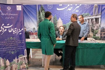 برپایی میز ارتباط مردمی اداره‌کل میراث‌فرهنگی همدان در نماز جمعه
