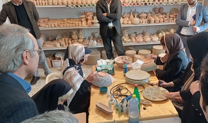 شبستر رتبه برتر استان در جذب تسهیلات مشاغل خانگی در سال گذشته/ بیش از ۱۵ میلیارد تومان اعتبار برای توسعه صنایع‌دستی تخصیص یافت/ همکاری نهادهای حمایتی زمینه اشتغال پایدار هنرمندان شهرستان را فراهم می‌کند